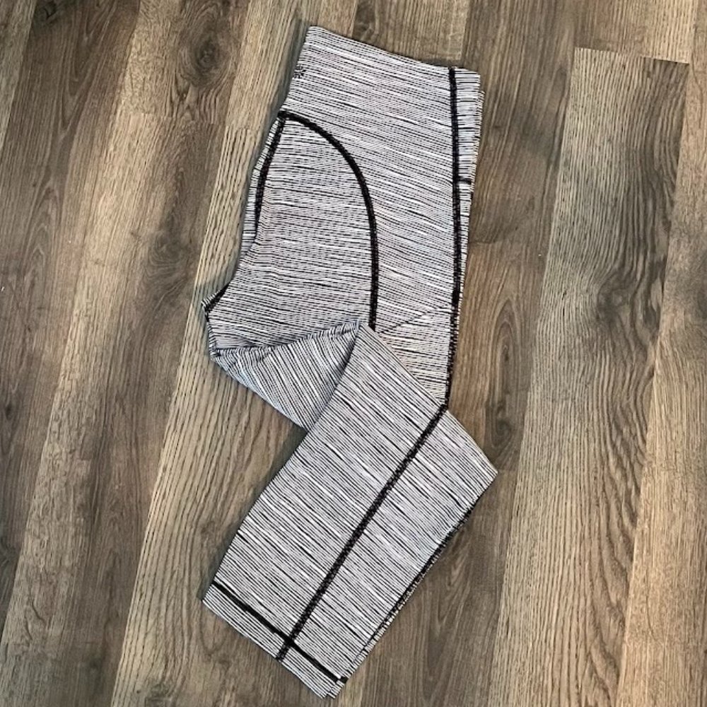 Athleta Capri Leggings with Pockets in Black and White Size S Petite